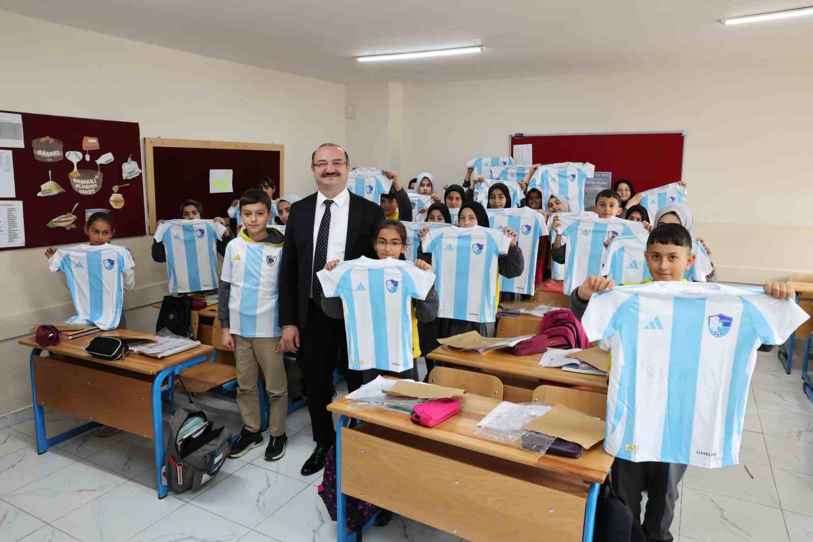 Güzelova’da 23 Nisan coşkusu: Rektör Hacımüftüoğlu, Minik yüreklerle bayram sevincini paylaştı
