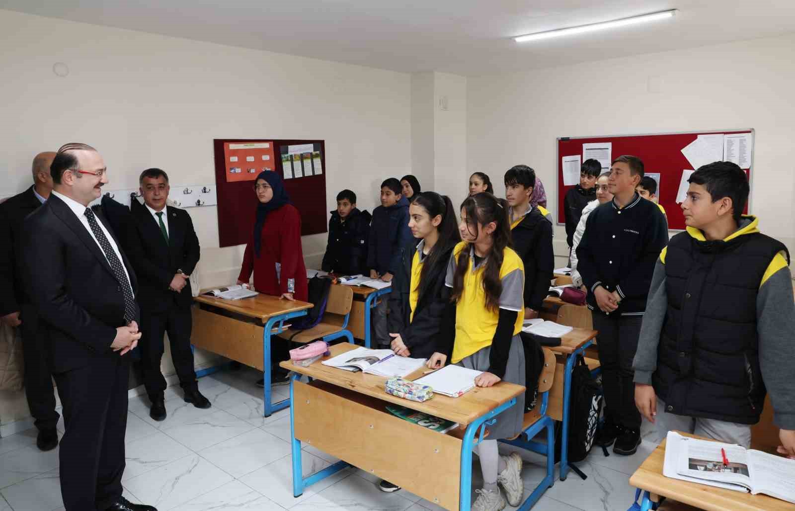 Güzelova’da 23 Nisan coşkusu: Rektör Hacımüftüoğlu, Minik yüreklerle bayram sevincini paylaştı
