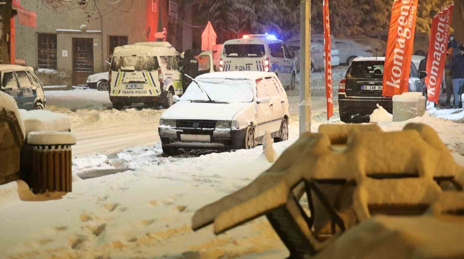 Güzelyurt beyaza bürüdü: Kar kalınlığı 14 santimetreye ulaştı

