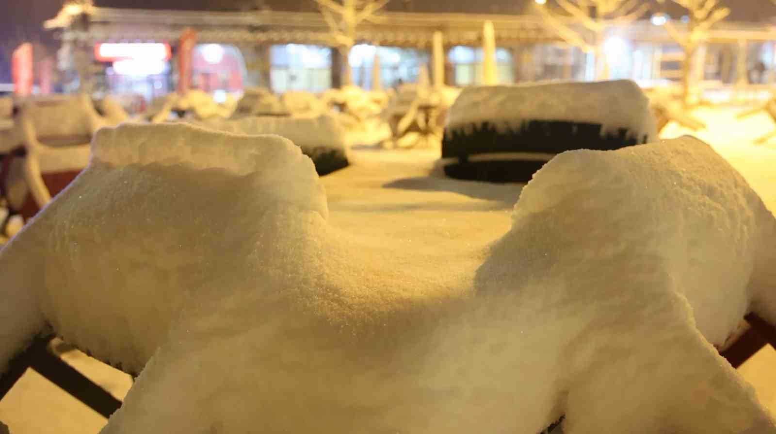 Güzelyurt beyaza bürüdü: Kar kalınlığı 14 santimetreye ulaştı
