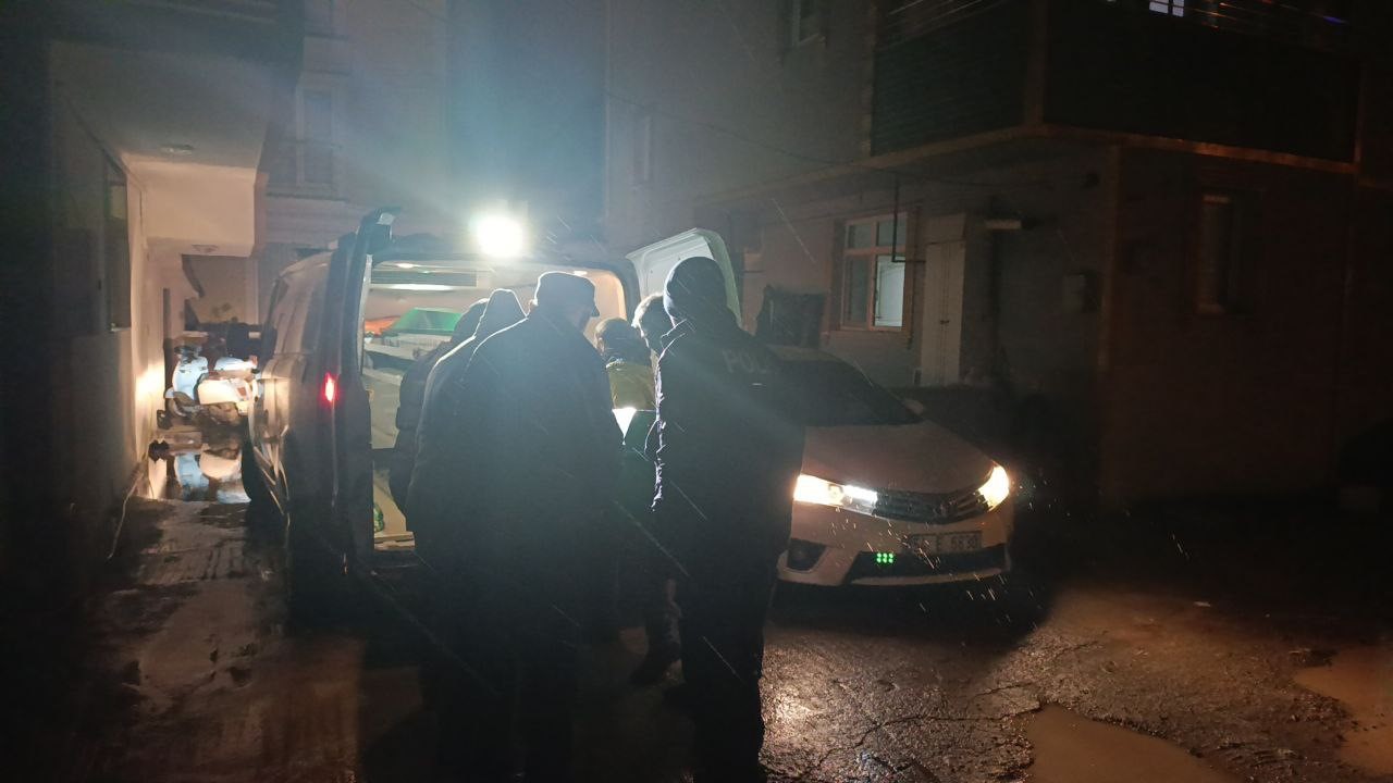 Haber alamadığı kardeşini evde ölü buldu
