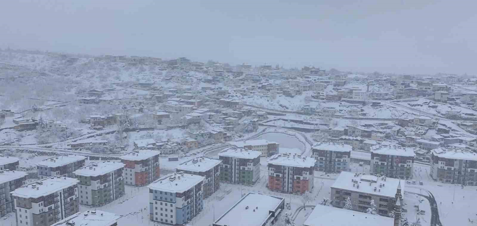 Hacılar Belediyesi ekipleri karla mücadele için sahada
