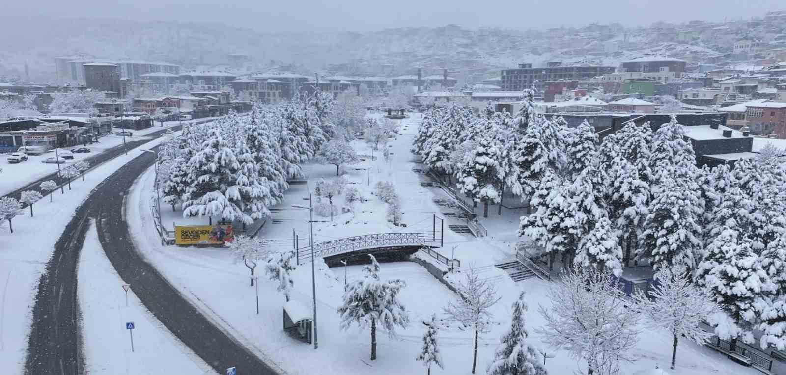 Hacılar Belediyesi ekipleri karla mücadele için sahada
