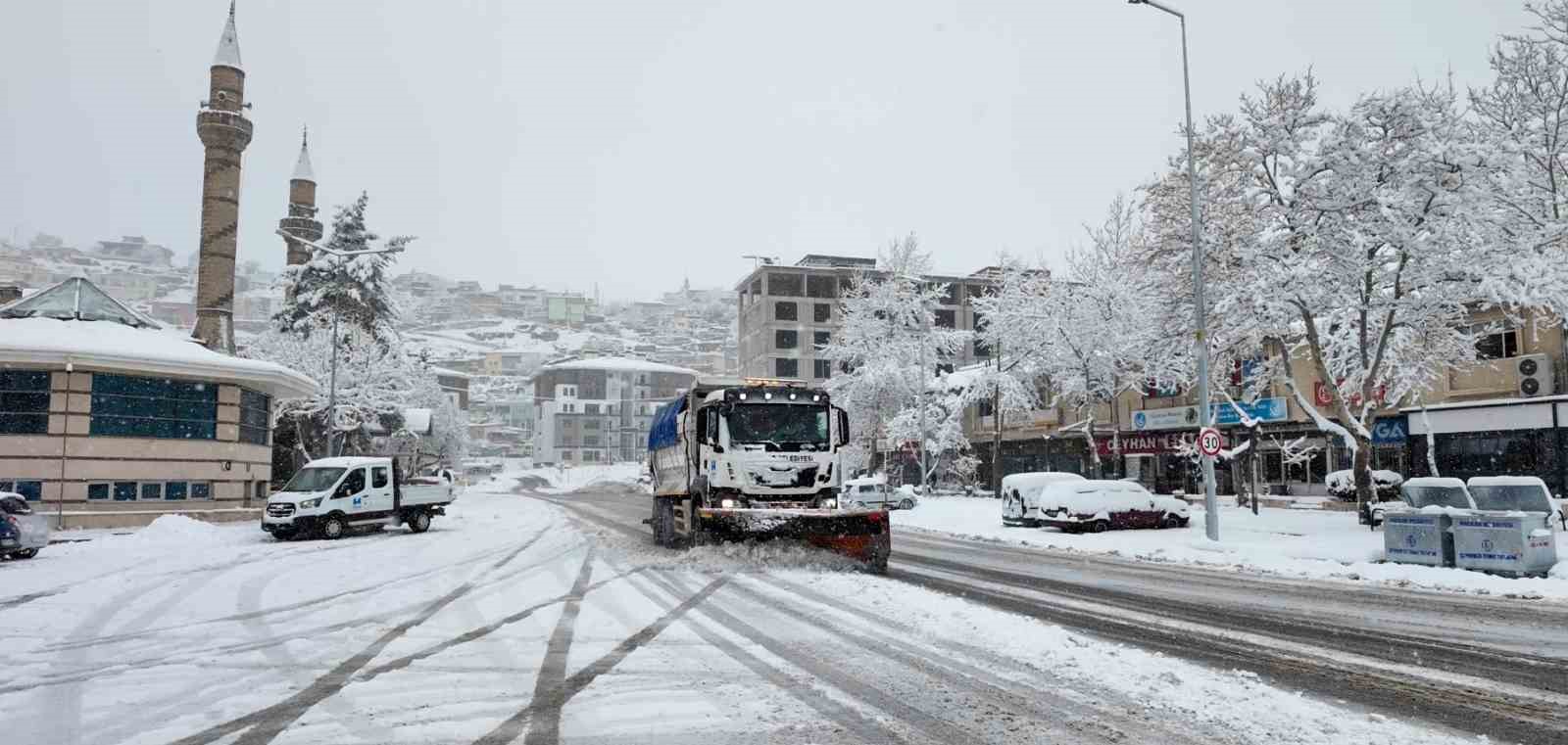 Hacılar Belediyesi ekipleri karla mücadele için sahada
