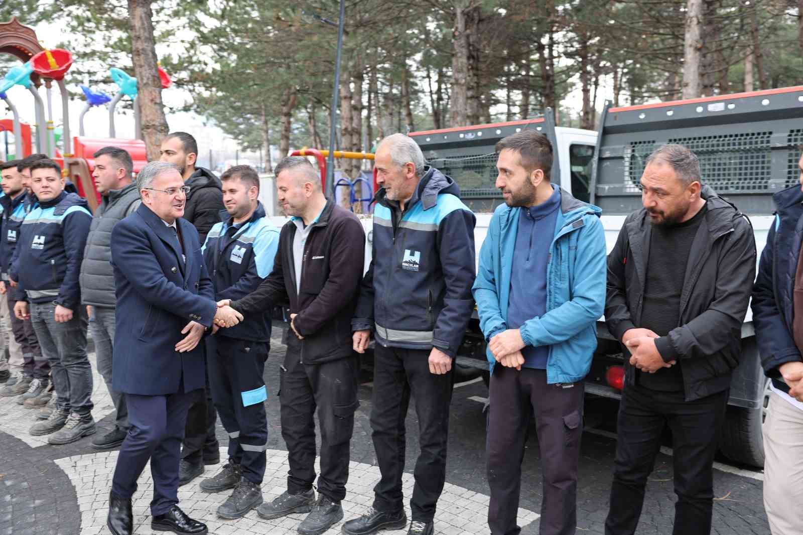 Hacılar Belediyesi personeli mesai başlangıcında bayramlaştı
