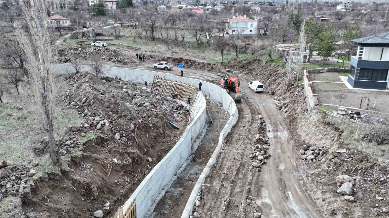Hacılar Büyük Su Projesi, bağ sezonu başlamadan tamamlanacak
Hacılar Büyük Su Projesi, bağ sezonu başlamadan tamamlanacak
