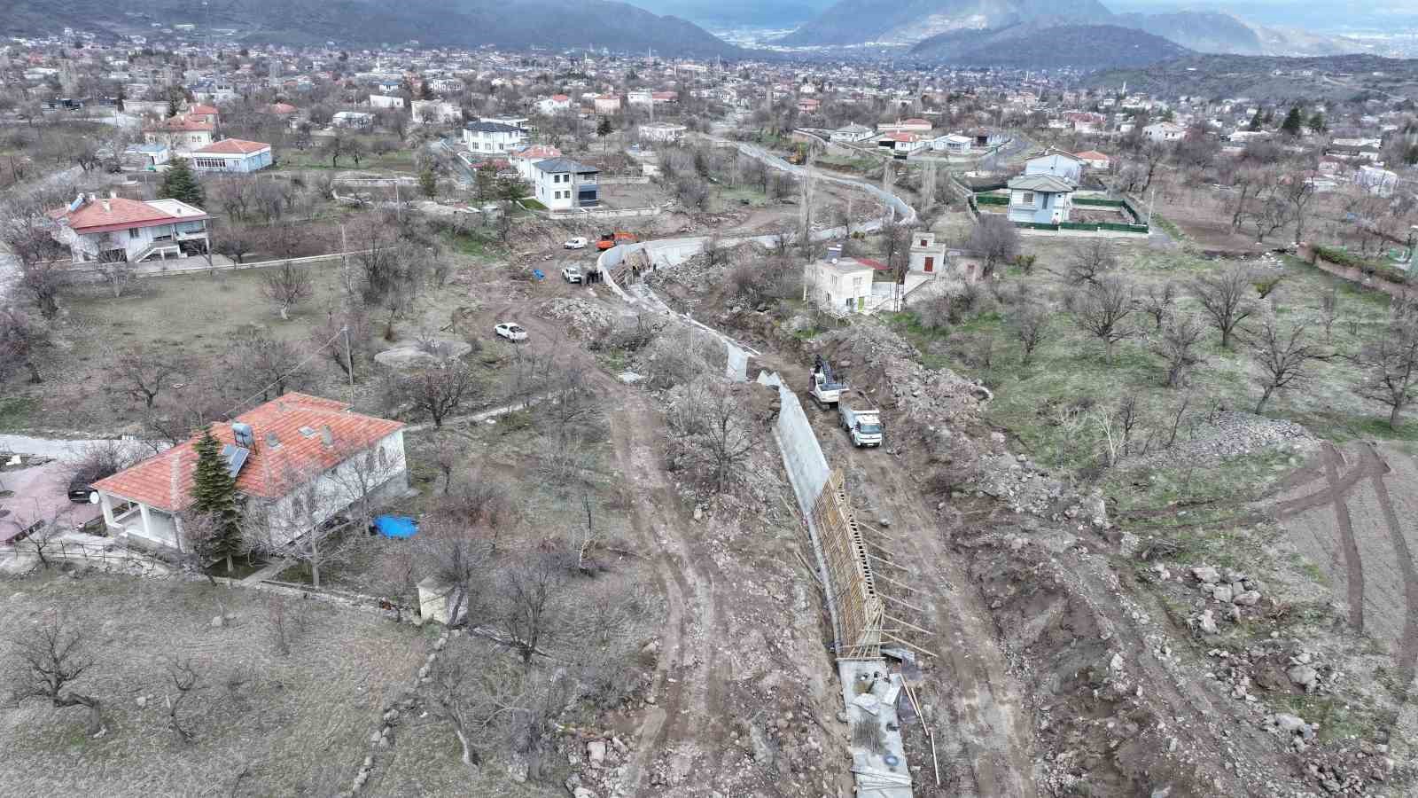 Hacılar Büyük Su Projesi, bağ sezonu başlamadan tamamlanacak
Hacılar Büyük Su Projesi, bağ sezonu başlamadan tamamlanacak