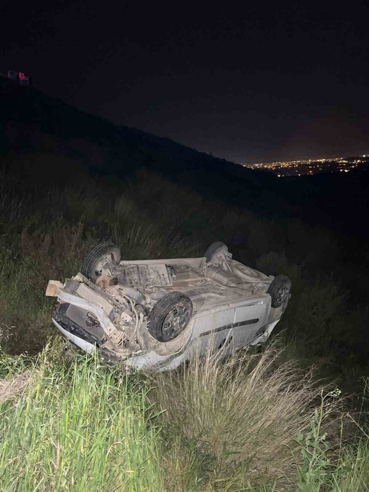 Hafif ticari araç, antik kent girişinde şarampole yuvarlandı: 2 yaralı
