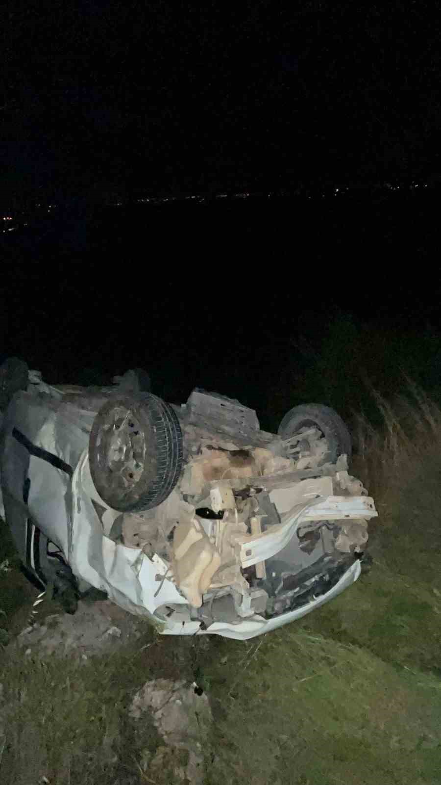 Hafif ticari araç, antik kent girişinde şarampole yuvarlandı: 2 yaralı
