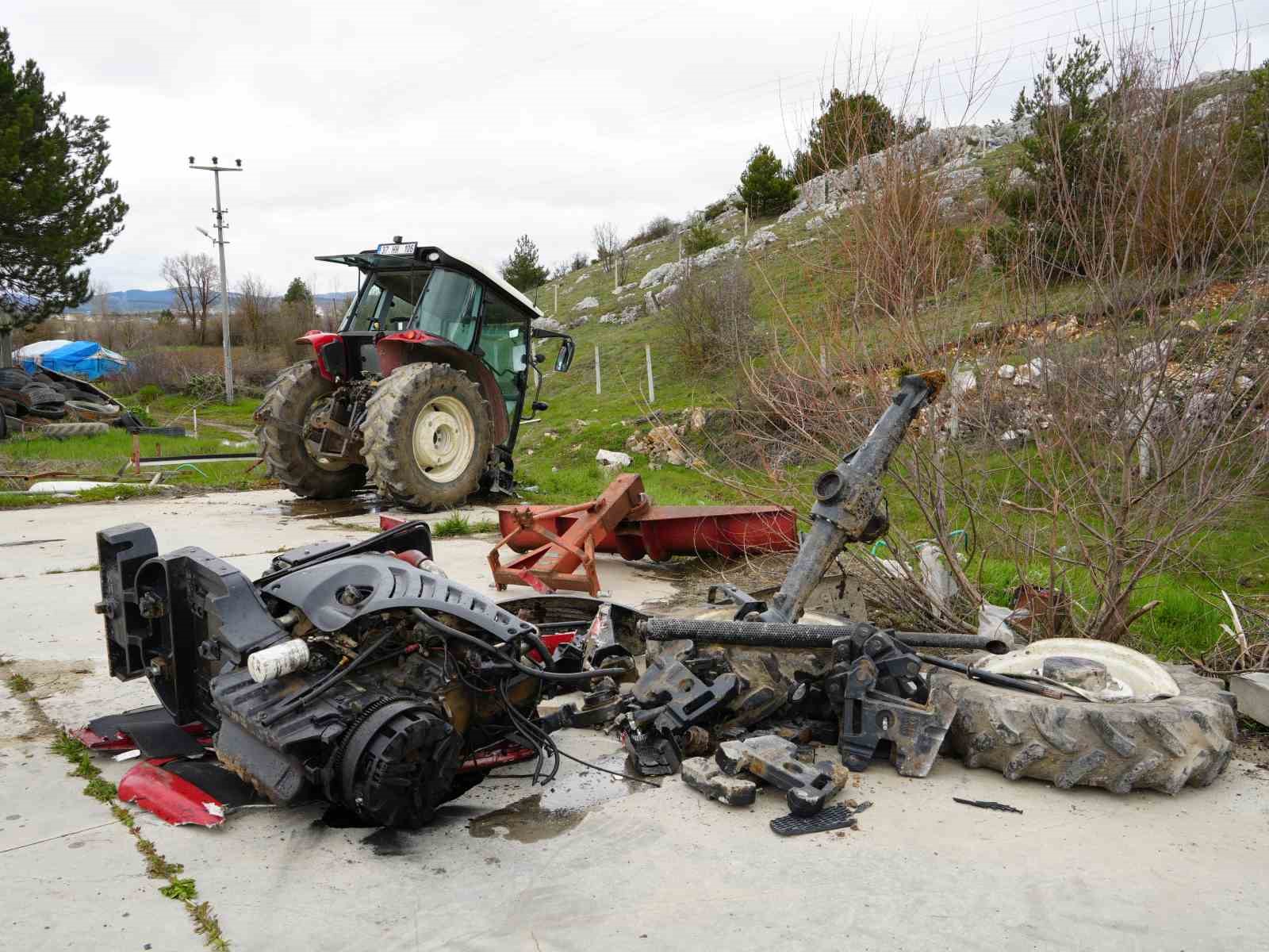 Hafif ticari araç ile çarpışan traktör ikiye bölündü: 5 yaralı
