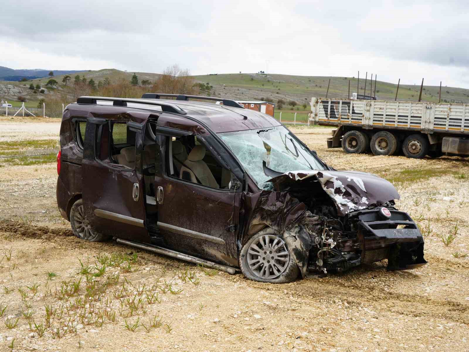 Hafif ticari araç ile çarpışan traktör ikiye bölündü: 5 yaralı
