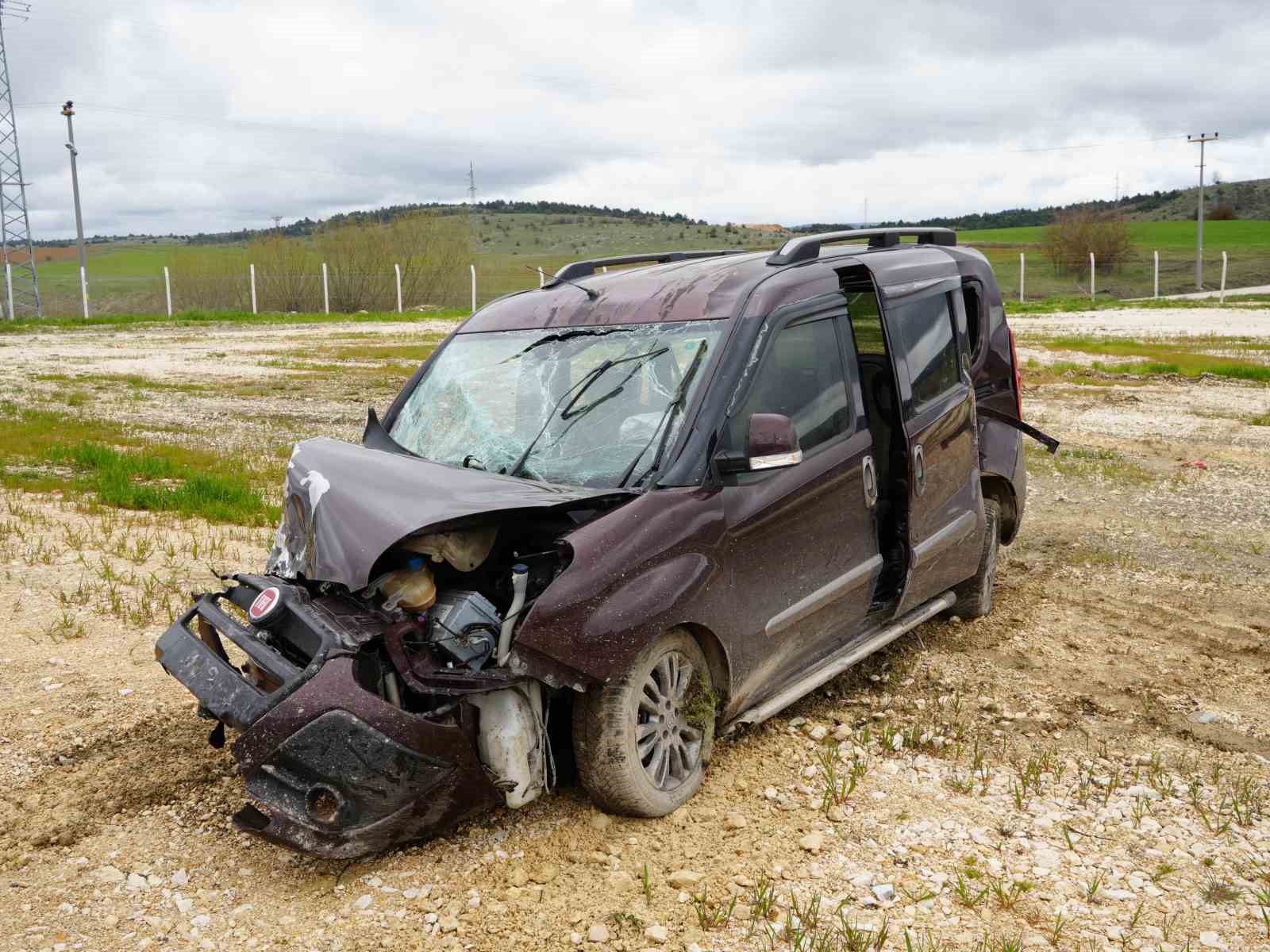 Hafif ticari araç ile çarpışan traktör ikiye bölündü: 5 yaralı
