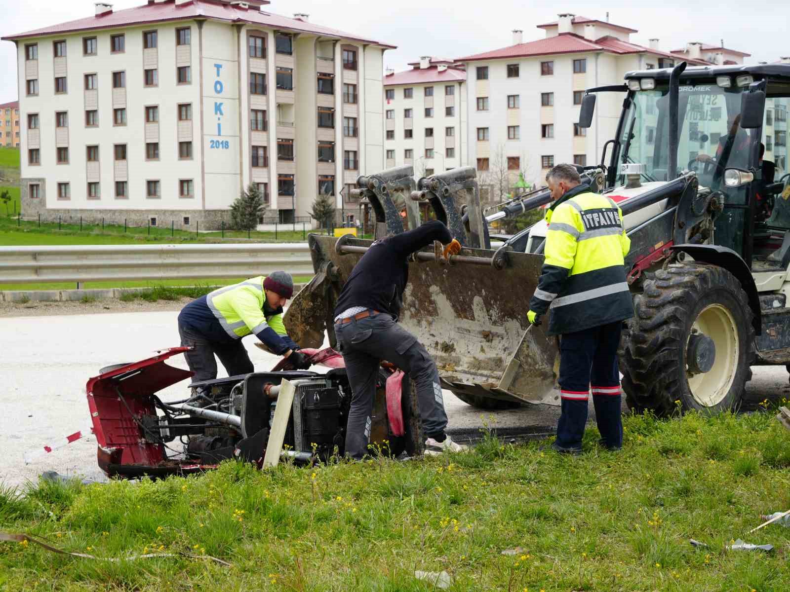 Hafif ticari araç ile çarpışan traktör ikiye bölündü: 5 yaralı
