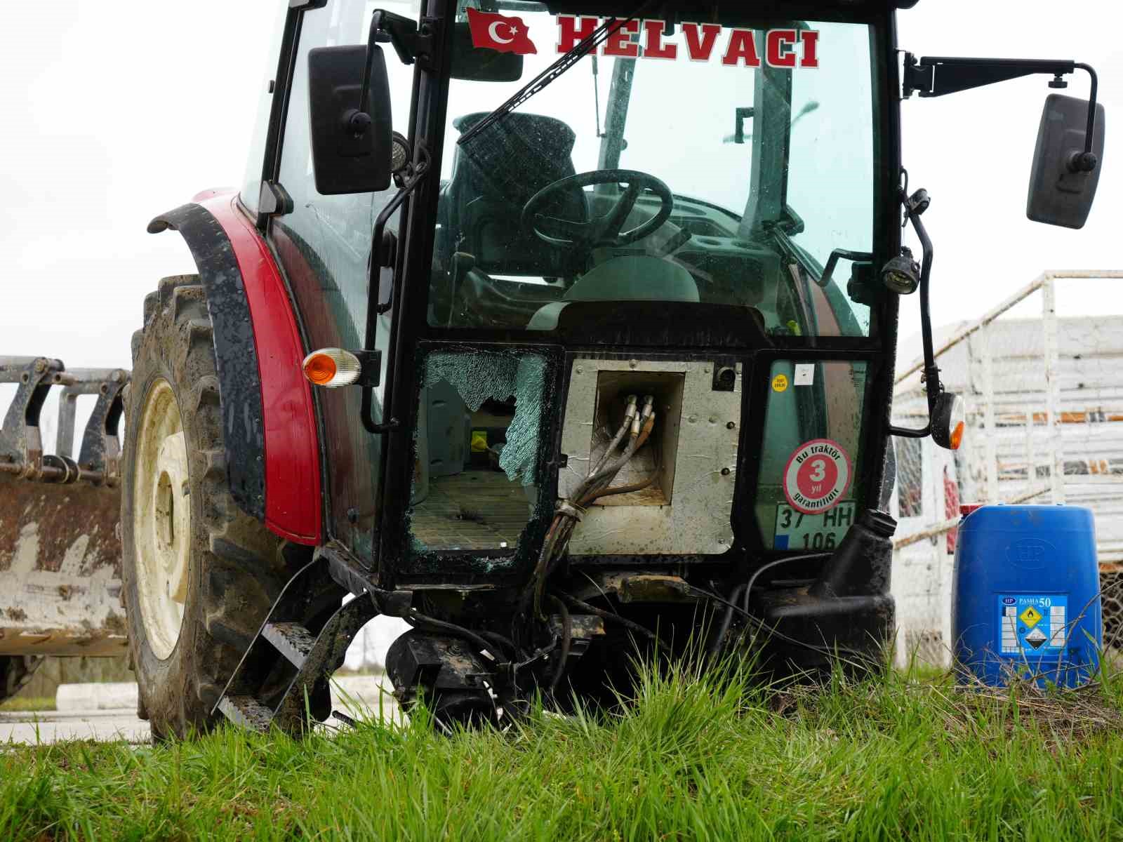 Hafif ticari araç ile çarpışan traktör ikiye bölündü: 5 yaralı
