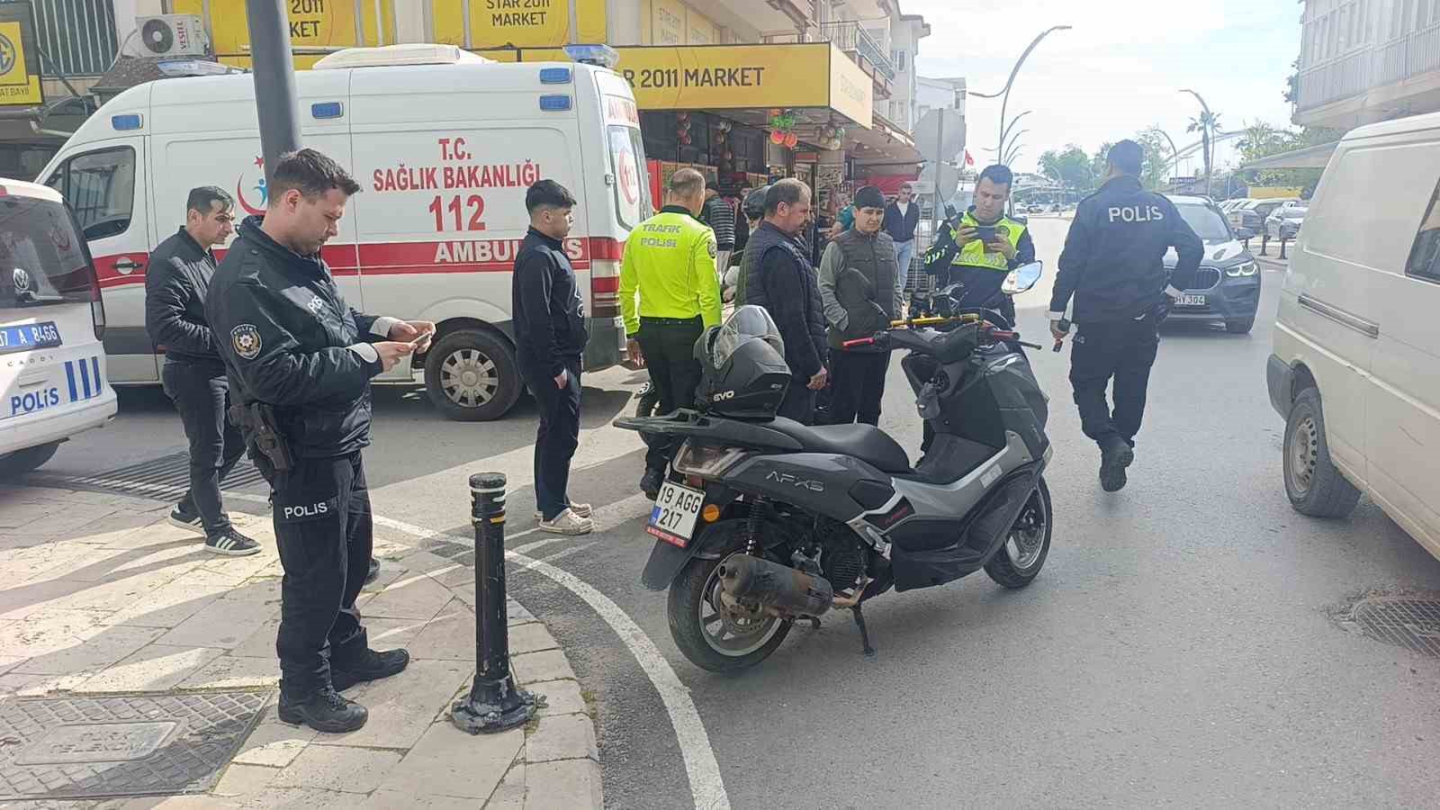 Hafif ticari araç ile motosiklet çarpıştı o anlar güvenlik kamerasına yansıdı: 1 yaralı
