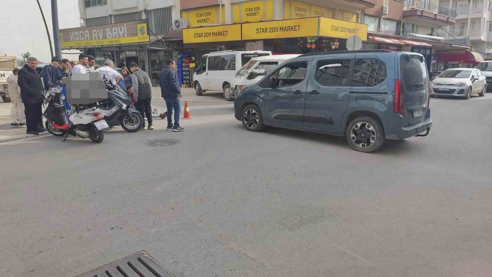 Hafif ticari araç ile motosiklet çarpıştı o anlar güvenlik kamerasına yansıdı: 1 yaralı
