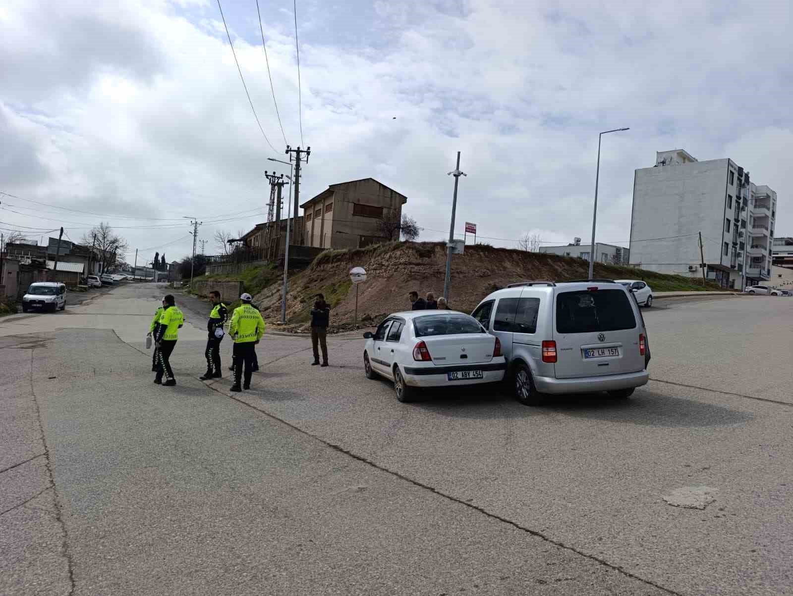 Hafif ticari araç ile otomobil çarpıştı: 1 yaralı
