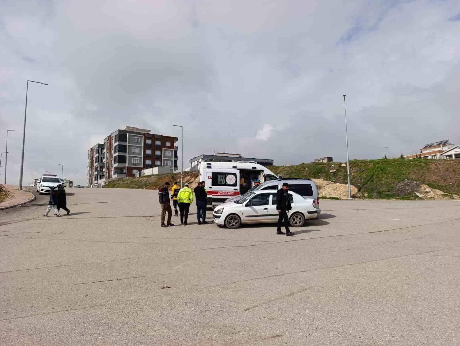 Hafif ticari araç ile otomobil çarpıştı: 1 yaralı
