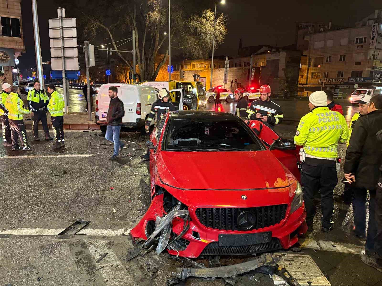 Hafif ticari araç ile otomobil çarpıştı: 2 yaralı
