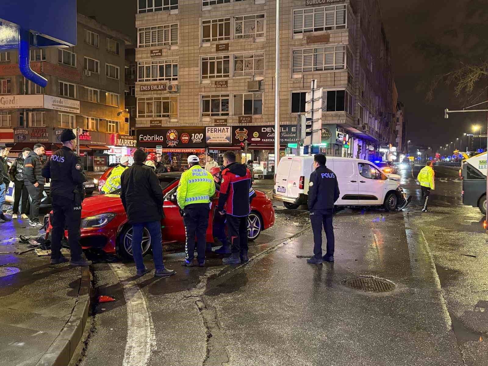 Hafif ticari araç ile otomobil çarpıştı: 2 yaralı
