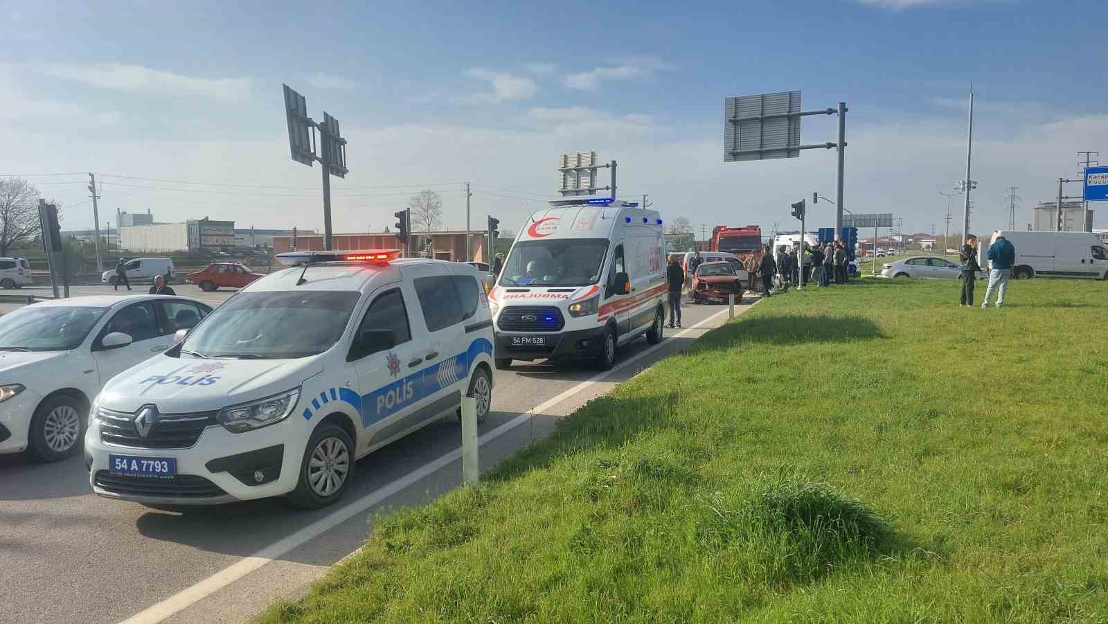 Hafif ticari araç ile otomobil çarpıştı: 4 yaralı
