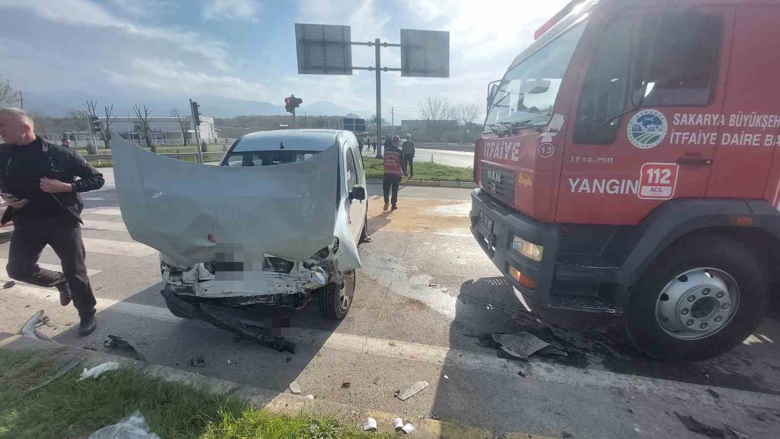 Hafif ticari araç ile otomobil çarpıştı: 4 yaralı
