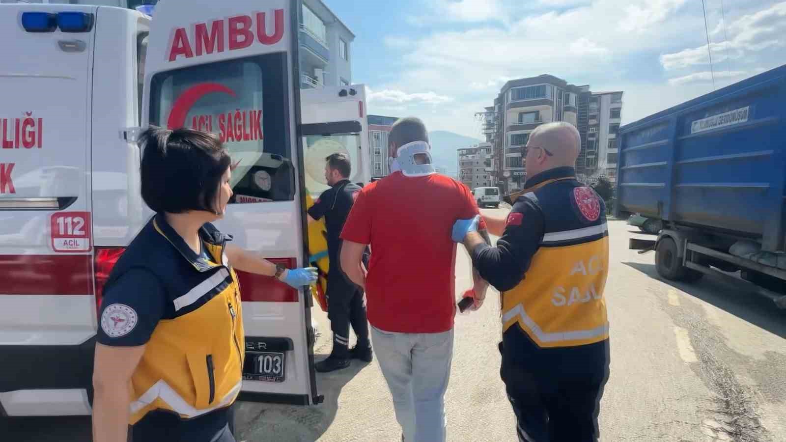 Hafif ticari araç ile SUV tipi araç kafa kafaya çarpıştı: 4 yaralı
