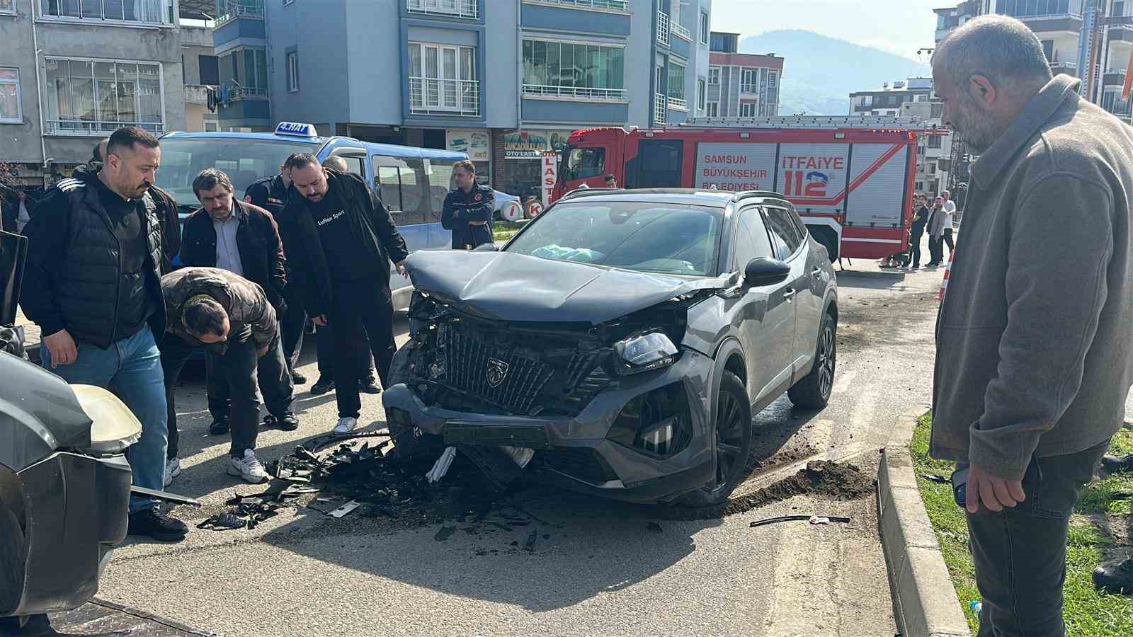 Hafif ticari araç ile SUV tipi araç kafa kafaya çarpıştı: 4 yaralı
