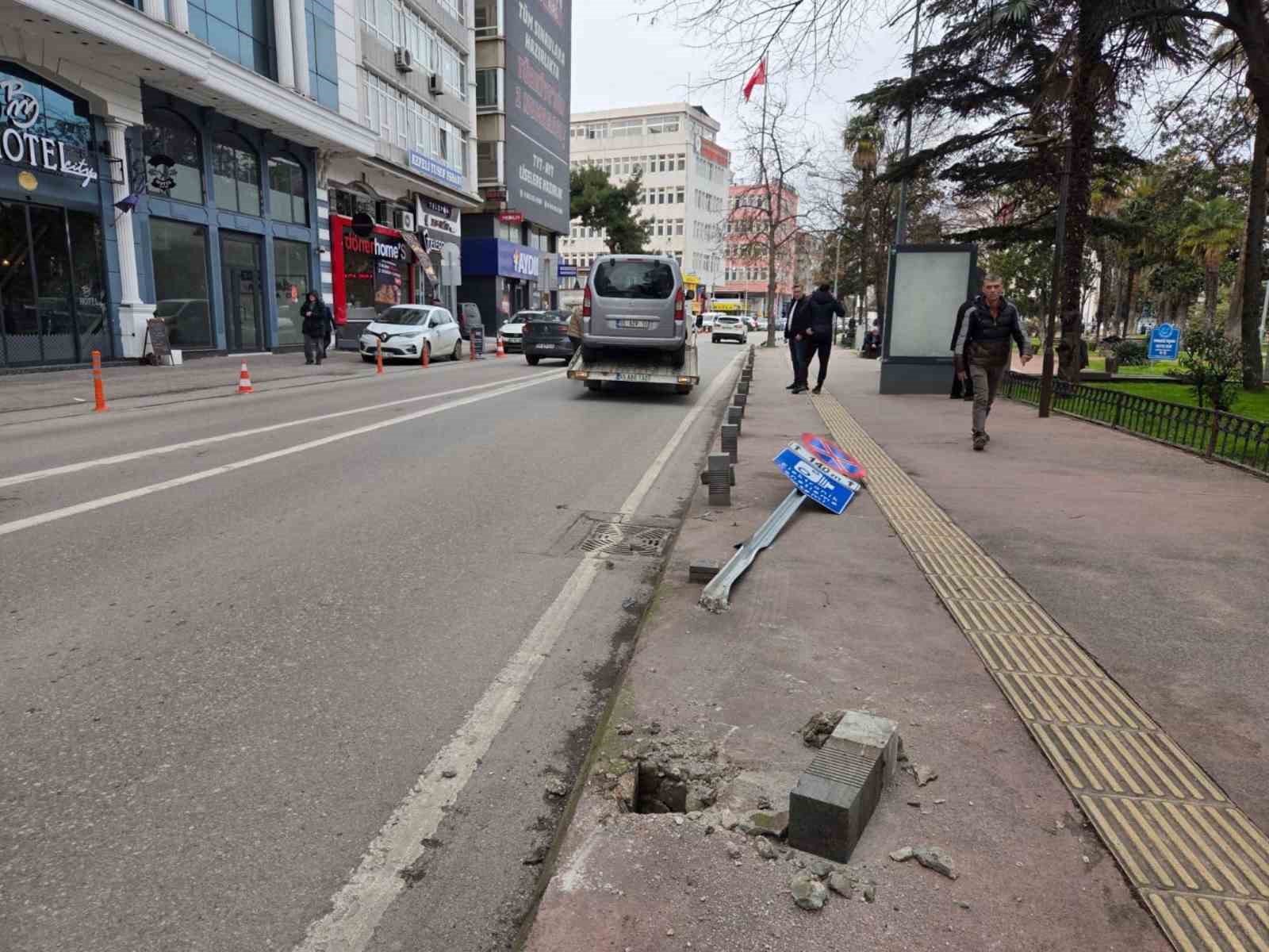 Hafif ticari araç kaldırıma çıktı, trafik levhası ve dubayı devirdi
