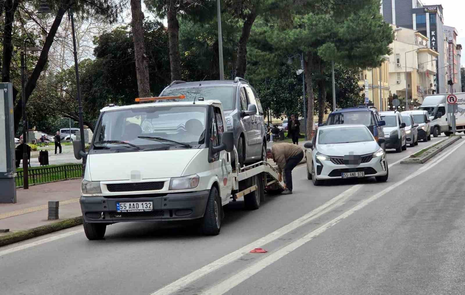 Hafif ticari araç kaldırıma çıktı, trafik levhası ve dubayı devirdi

