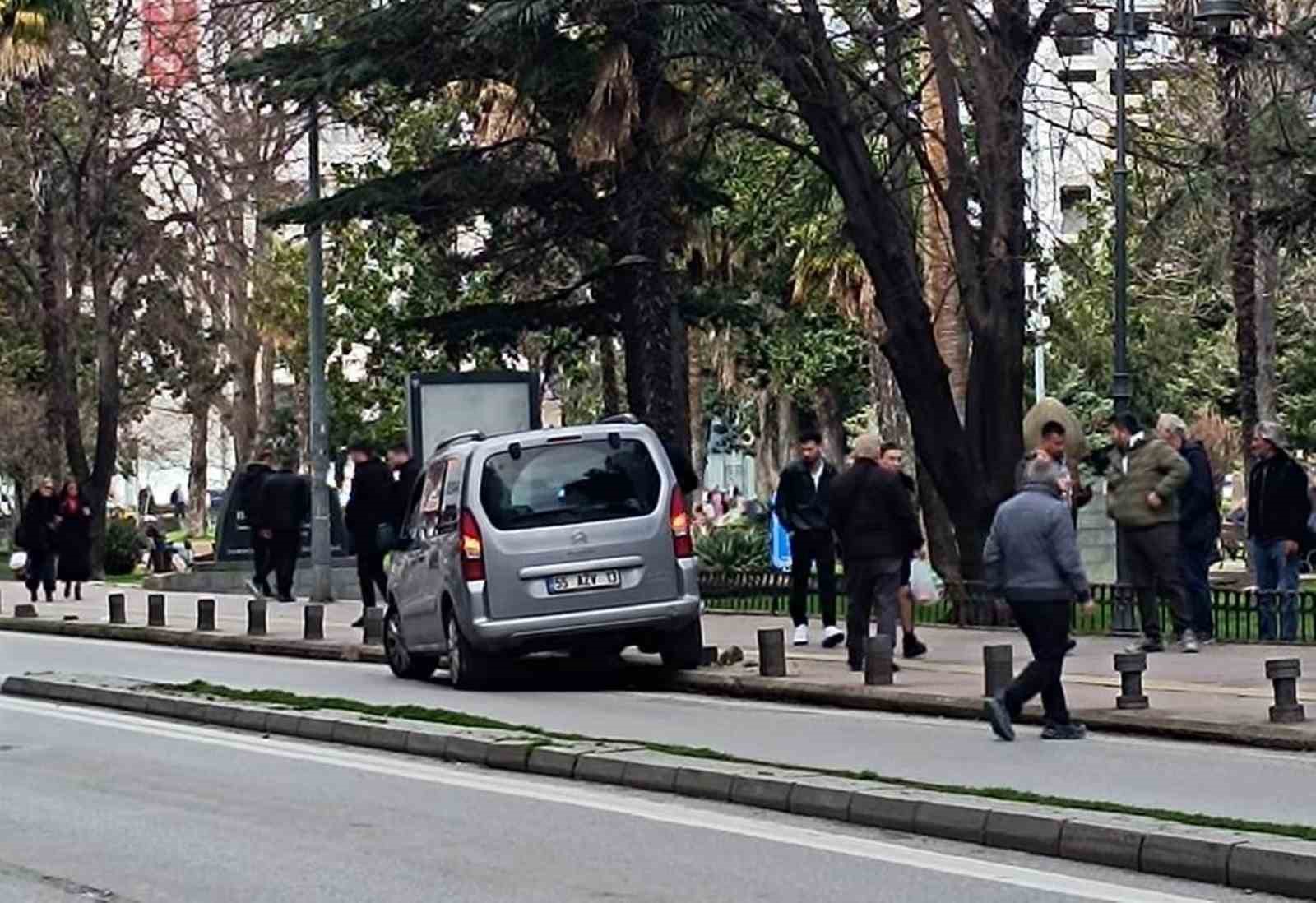 Hafif ticari araç kaldırıma çıktı, trafik levhası ve dubayı devirdi
