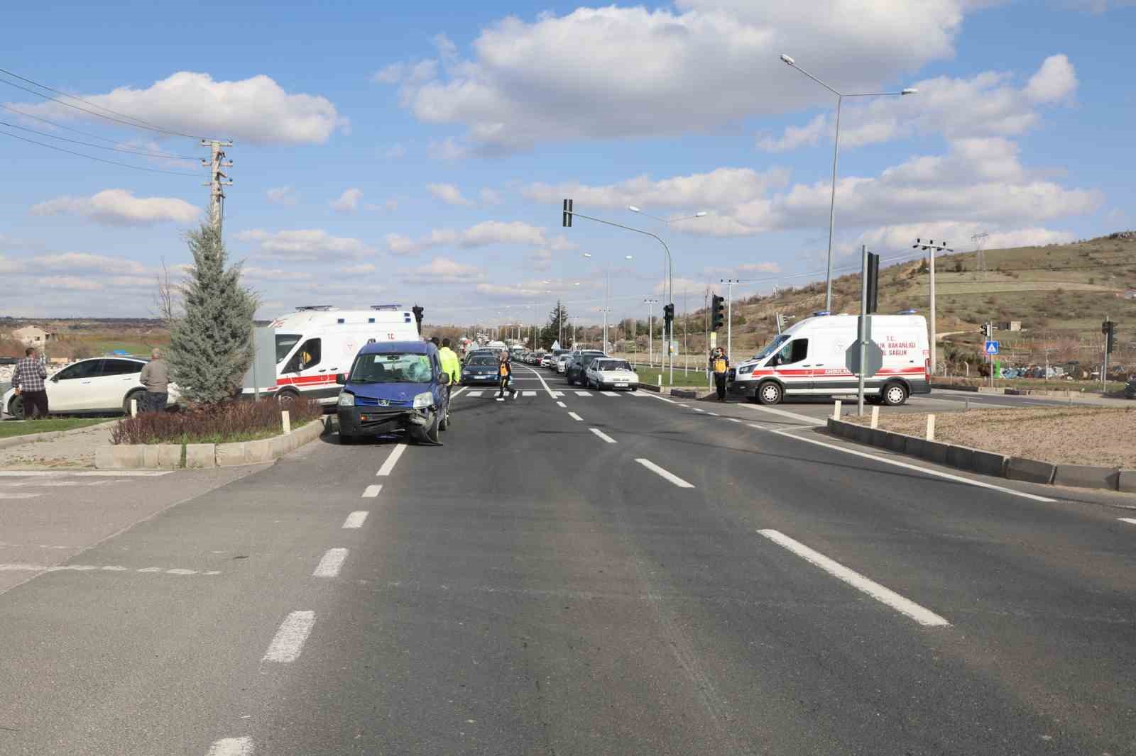 Hafif ticari araç kırmızı ışıkta bekleyen motosiklete çarptı: 2 yaralı
