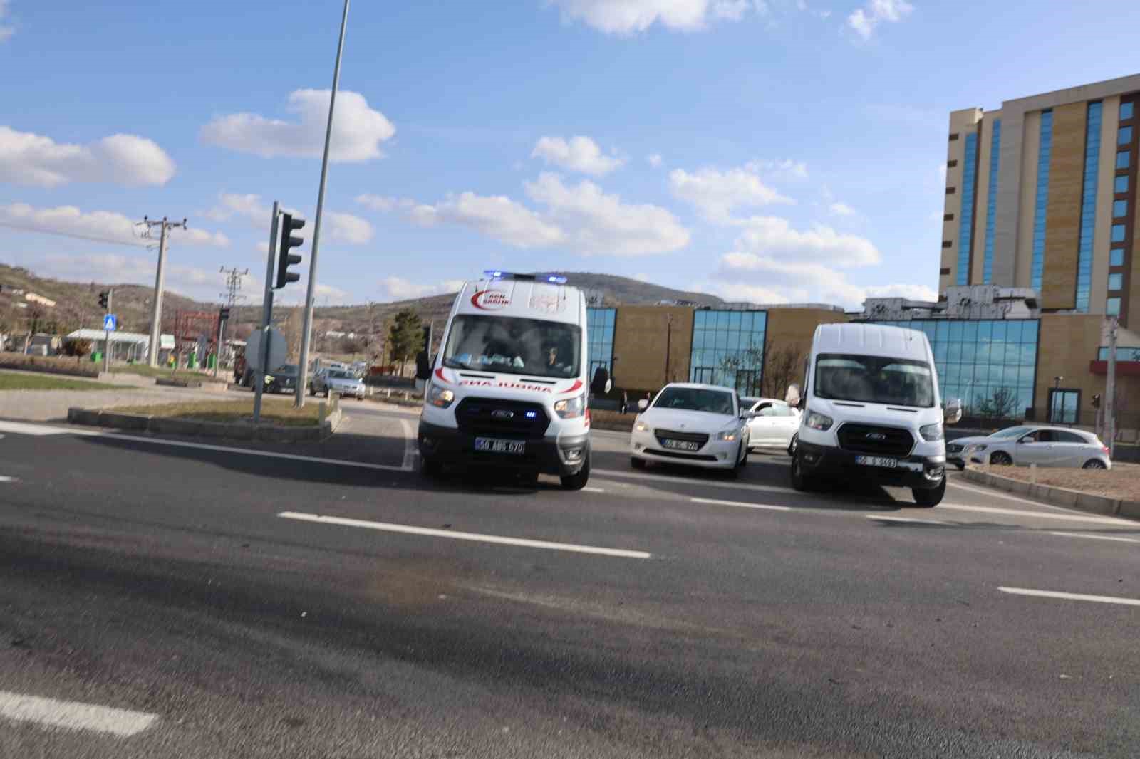 Hafif ticari araç kırmızı ışıkta bekleyen motosiklete çarptı: 2 yaralı
