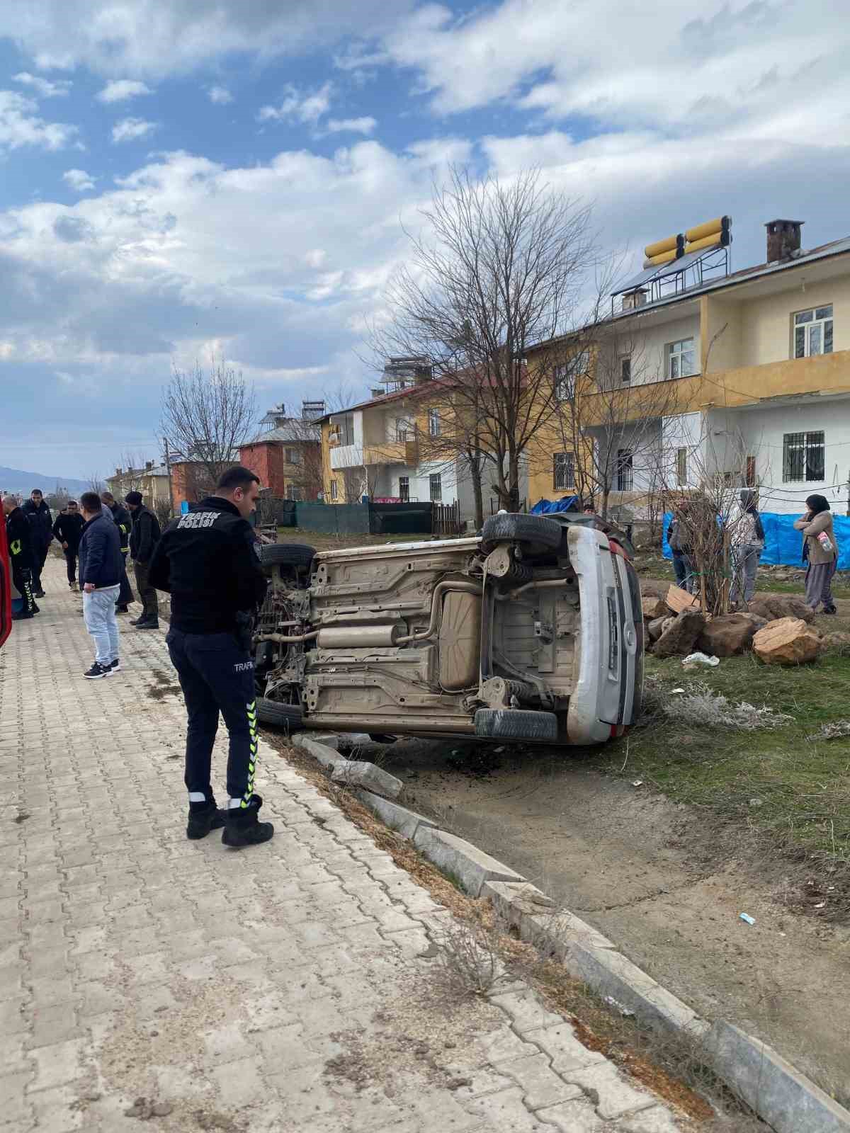 Hafif ticari araç şarampole devrildi: 1 yaralı
