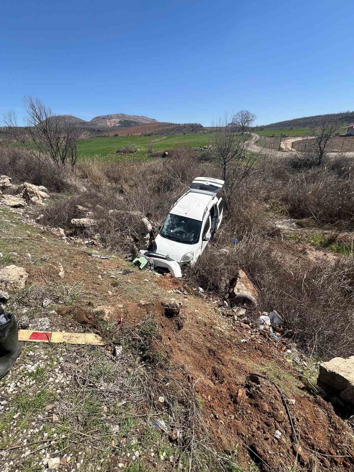 Hafif ticari araç şarampole girdi: 4 yaralı
