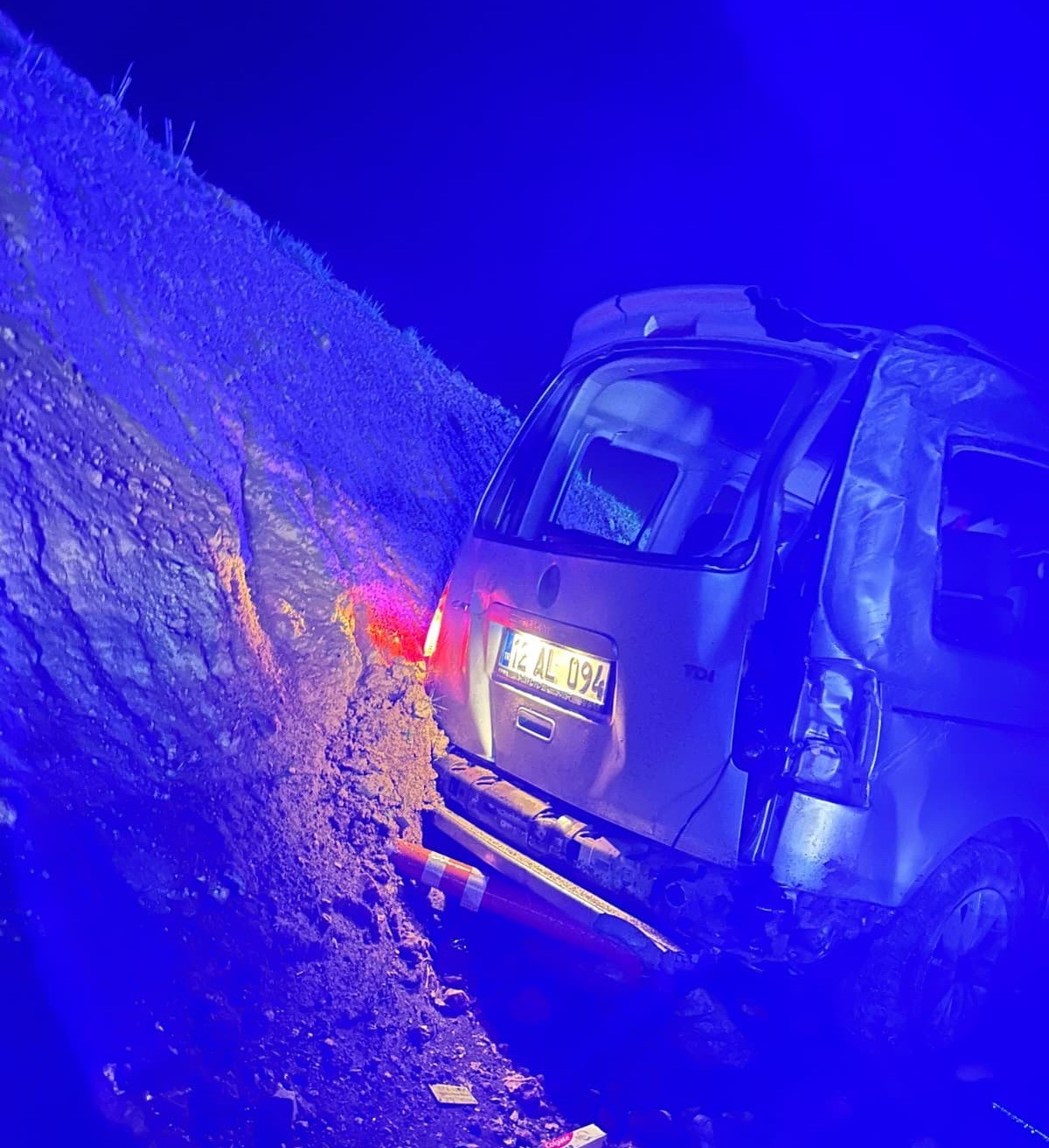 Hafif ticari araç şarampole yuvarlandı: 2 yaralı
