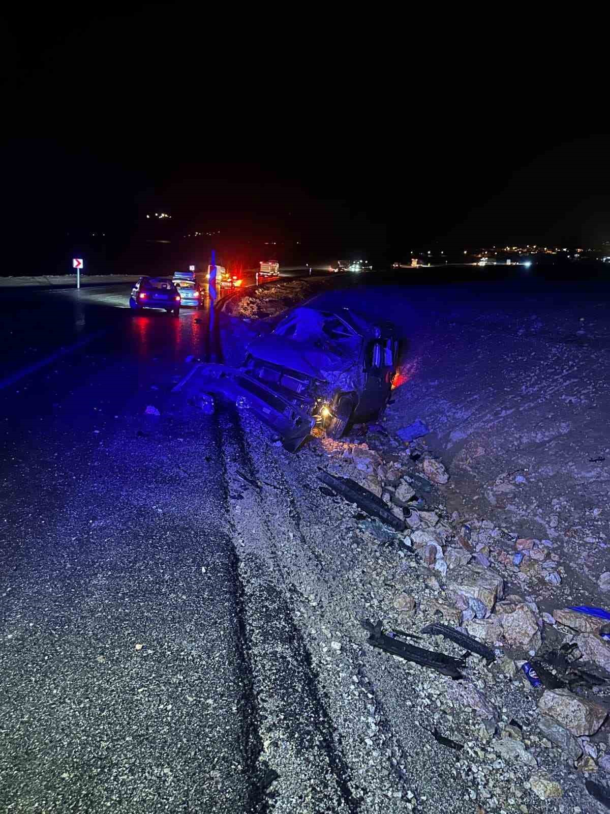 Hafif ticari araç şarampole yuvarlandı: 2 yaralı
