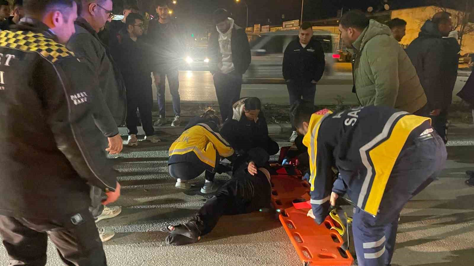 Hafif ticari araç üniversite öğrencisine çarptı: 3 yaralı
