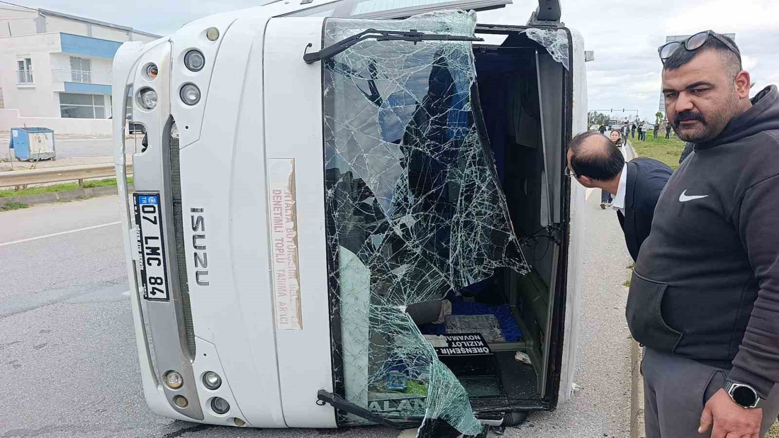 Hafif ticari aracın çarptığı midibüs devrildi: 7 yaralı

