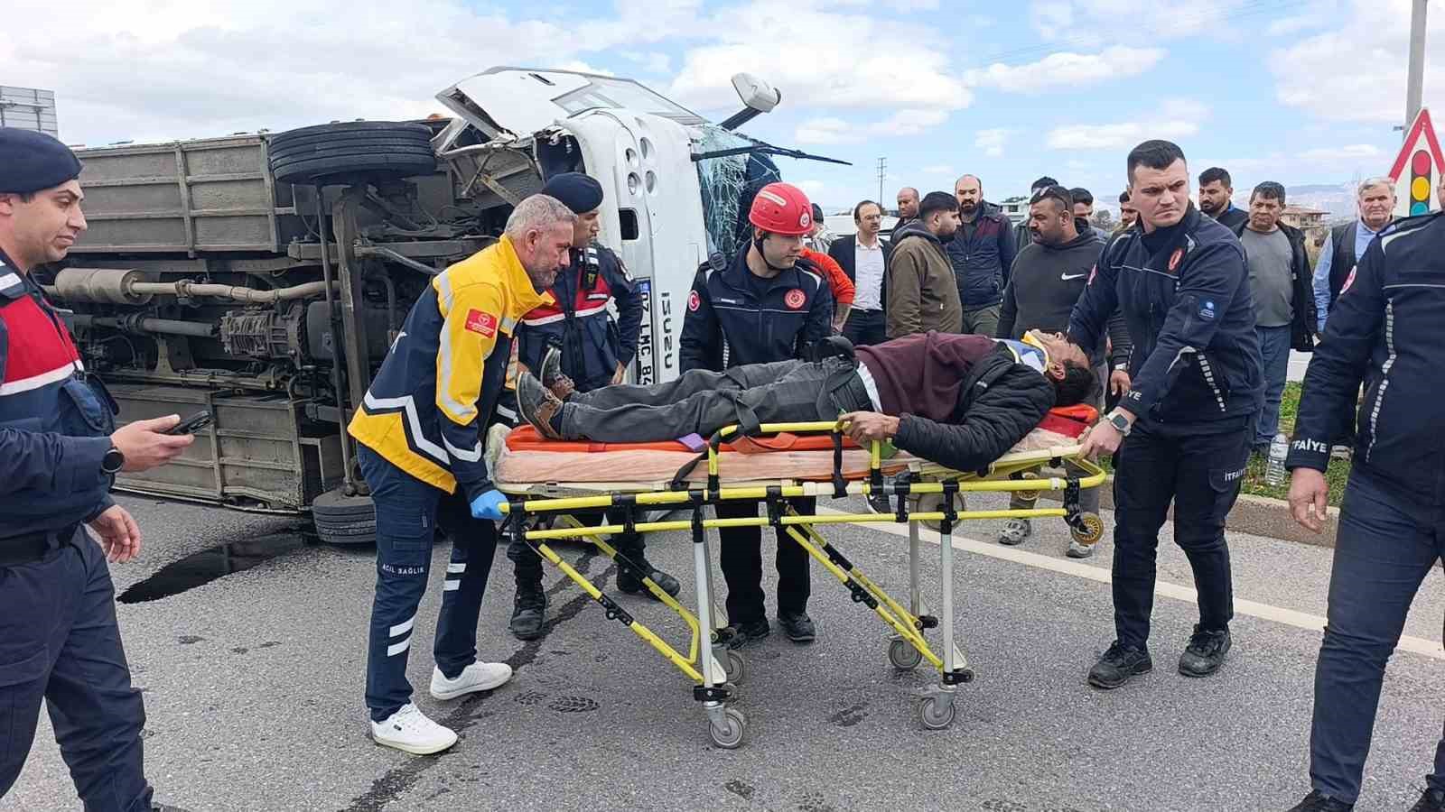 Hafif ticari aracın çarptığı midibüs devrildi: 7 yaralı
