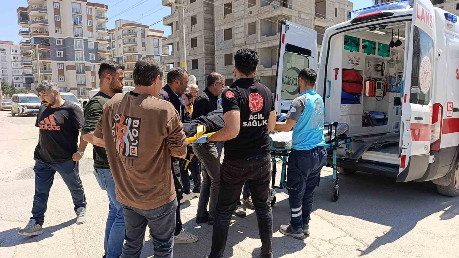 Hafif ticari araçla çarpışan motosiklet sürücüsü yaralandı
