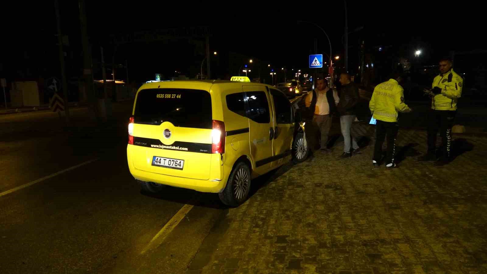 Hafif ticari araçla çarpışan otomobil kaldırıma çıkarak durabildi: 1 yaralı
