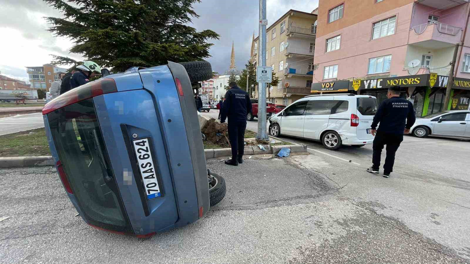 Hafif ticari araçla çarpışan otomobil yan yattı: 2 yaralı
