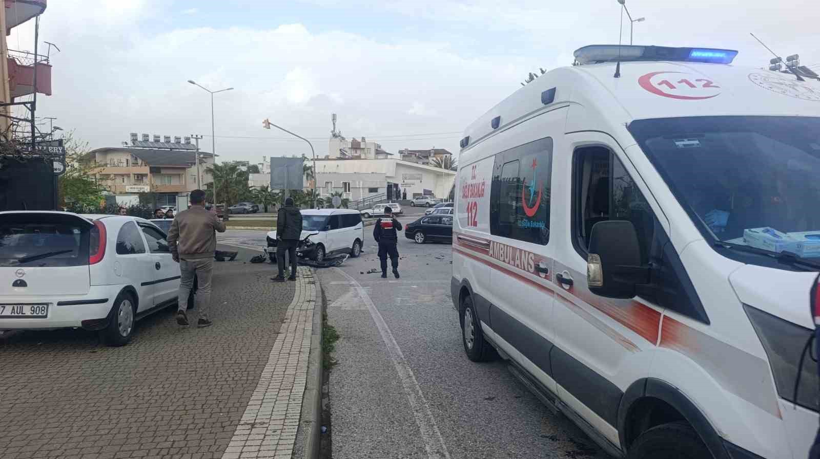 Hafif ticari araçla çarpışan otomobilin sürücüsü yaralandı
