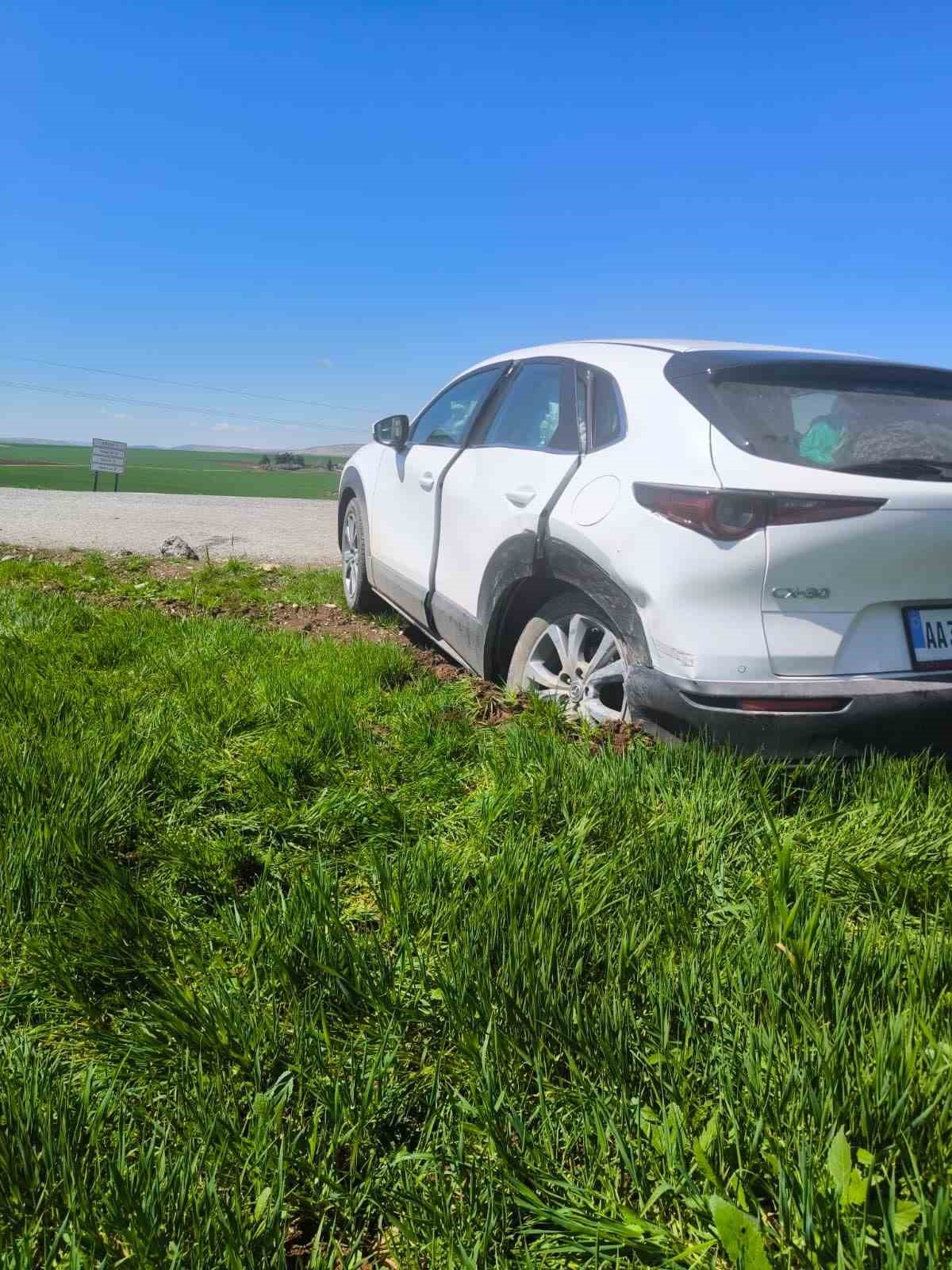 Hafif ticari ile otomobil çarpıştı: 2 yaralı
