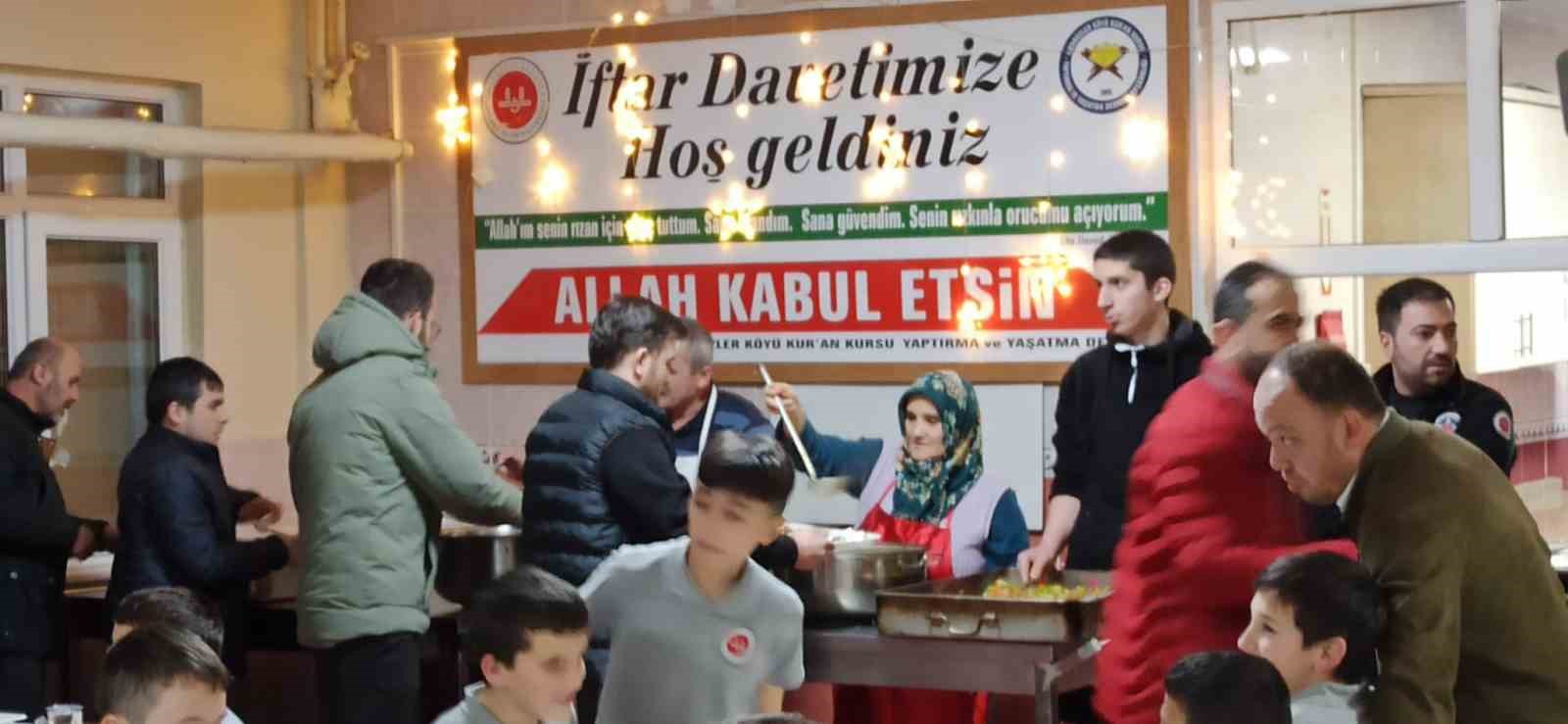 Hafız adayları din görevlileri ile iftar programında bir araya geldiler
