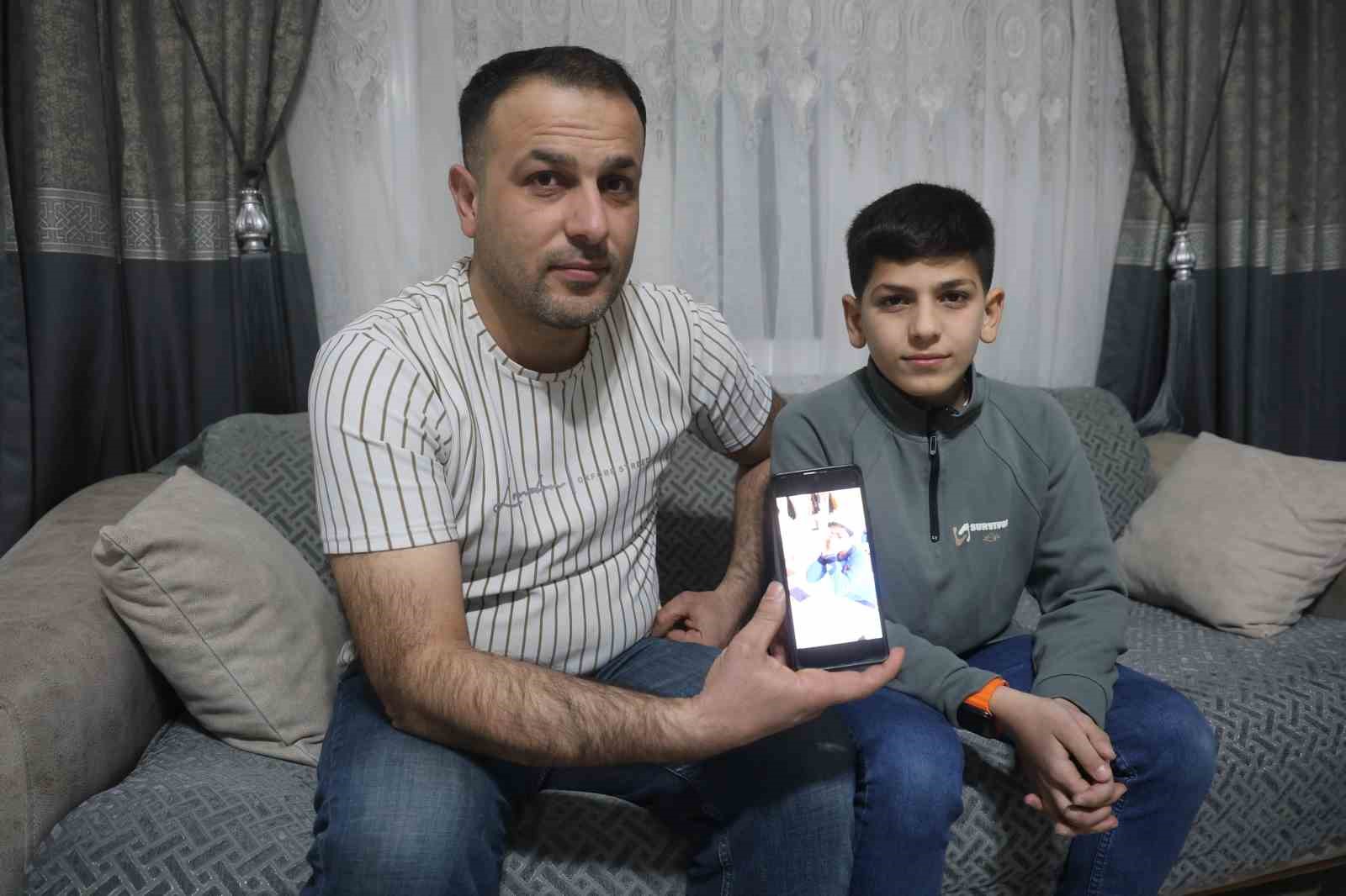 Hafızlık eğitimini tamamlayan 11 yaşındaki çocuk, güzel haberi babasıyla gözyaşları içerisinde paylaştı
Hafızlık eğitimini tamamlayan 11 yaşındaki çocuk, güzel haberi babasıyla gözyaşları içerisinde paylaştı