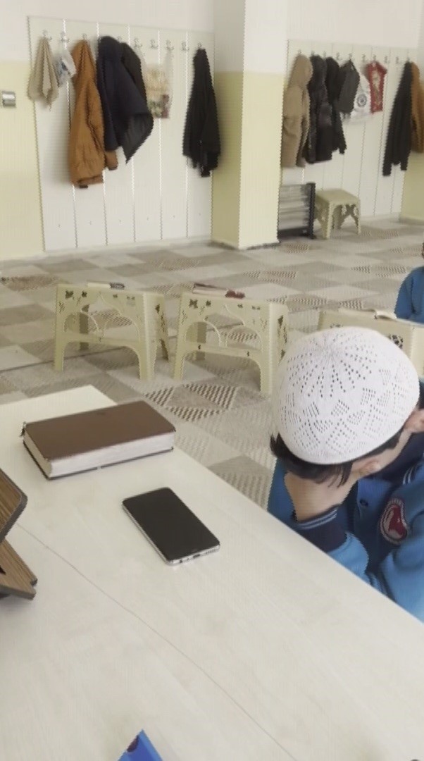 Hafızlık eğitimini tamamlayan 11 yaşındaki çocuk, güzel haberi babasıyla gözyaşları içerisinde paylaştı
Hafızlık eğitimini tamamlayan 11 yaşındaki çocuk, güzel haberi babasıyla gözyaşları içerisinde paylaştı