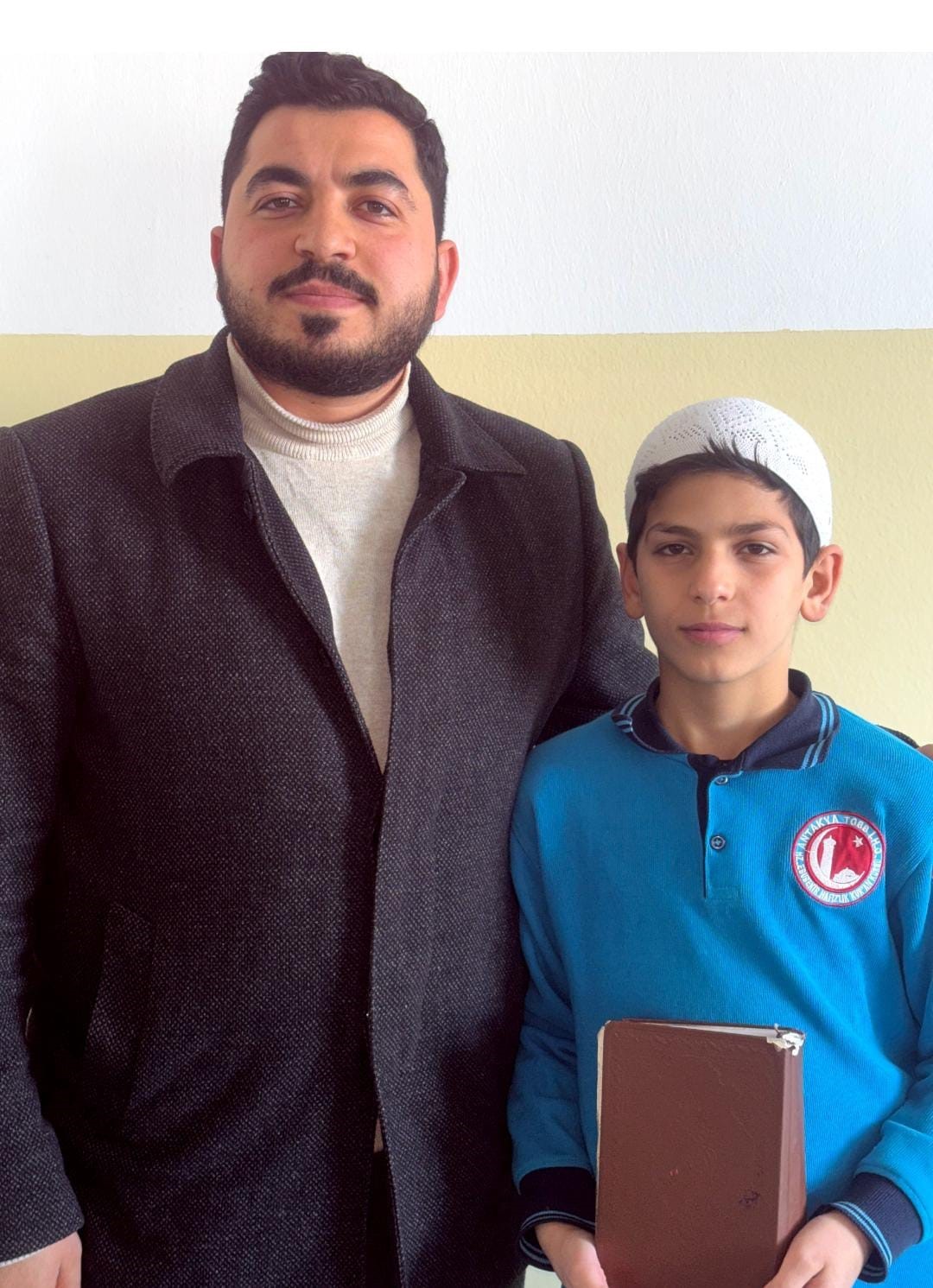 Hafızlık eğitimini tamamlayan 11 yaşındaki çocuk, güzel haberi babasıyla gözyaşları içerisinde paylaştı
Hafızlık eğitimini tamamlayan 11 yaşındaki çocuk, güzel haberi babasıyla gözyaşları içerisinde paylaştı