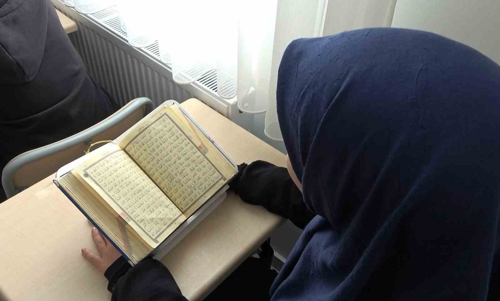 Hafızlık sınavını tamamlayan genç kızlar meşaleler, alkışlar ve Türk bayraklarıyla karşılandı
